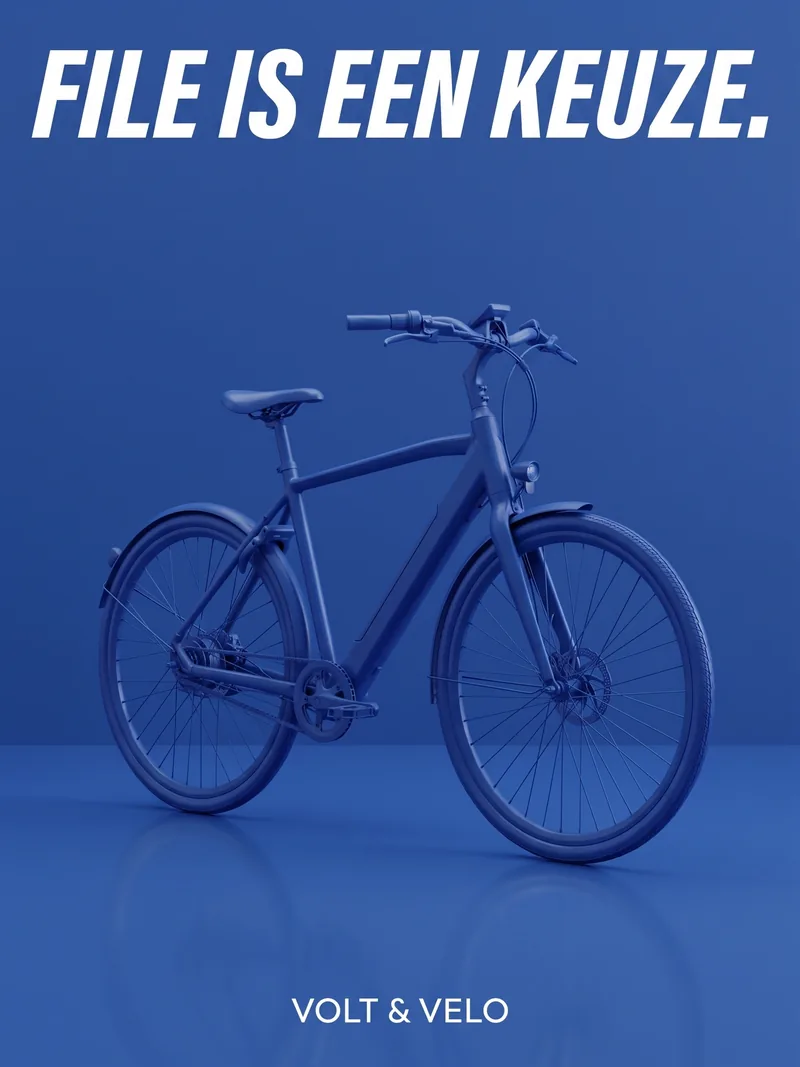 Kobaltblauwe elektrische fiets in een volledig blauwe studio, met de kop File is een keuze voor Volt en Velo