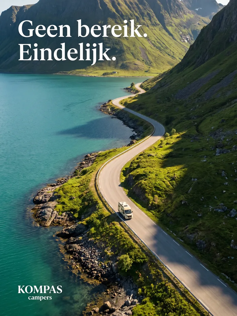 Luchtfoto van een camper op een kustweg langs een turquoise fjord, met de kop Geen bereik, eindelijk voor Kompas campers