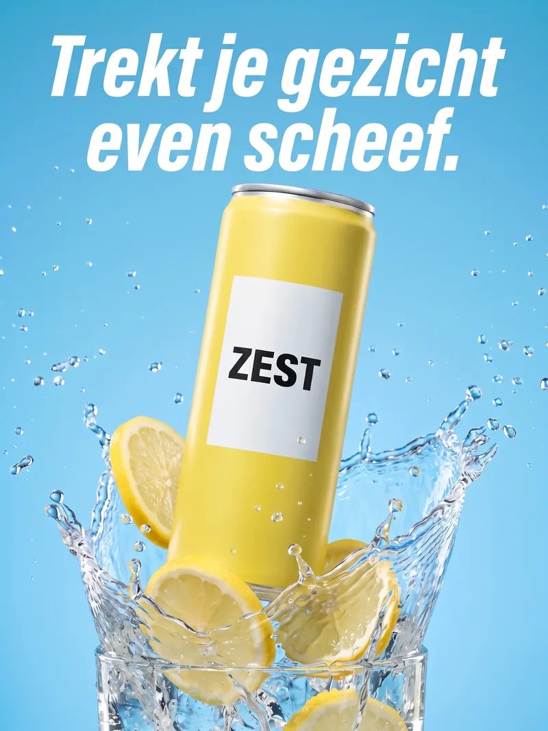 Geel blikje frisdrank van Zest schiet door een plens water met schijfjes citroen, met de kop Trekt je gezicht even scheef